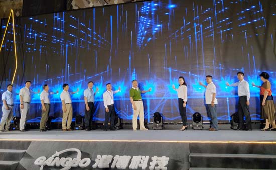 晚宴启动仪式，左五起依次为李克伟、皮秋如、何礼森.jpg